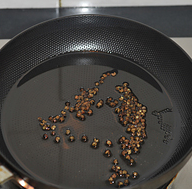 川香口水鸡,冷锅放入一汤匙花椒和五汤匙食用油，用小火慢慢的把花椒炸香后，把花椒捞出扔掉。