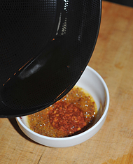 川香口水鸡,准备一个小碗，放入一汤匙辣椒粉，转中大火把锅中的油烧热后，熄火等一会儿（十到二十秒样子，否则油温太高会把辣椒粉烫黑烫糊了），再倒入放了辣椒粉的小碗中。