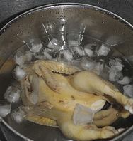 川香口水鸡,把锅中焖好的鸡取出，立刻泡入放了冰块的冷水中，至少十五分钟。（一热一冷，让鸡皮瞬间收缩，变得爽滑脆嫩）