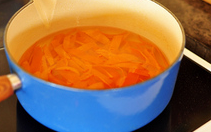 橙皮蜜饯,倒入橙皮，中小火咕噜大约30分钟（不用盖盖子）