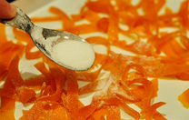 橙皮蜜饯,晾干后的橙皮放盘子里，撒些细砂糖，让橙皮表面均匀裹上少许，就做好啦，密封保存。