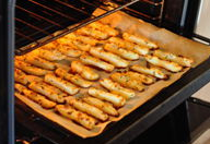 健康薯条/Homemade oven baked fries,放入预热后的烤箱，中层烤约20～30分钟，然后翻面再烤5～10分钟左右（烤箱不同，土豆品
种不同以及土豆的粗细不同都会影响烤制时间，所以大家烤的时候注意观察一下，烤到表面金黄即可）