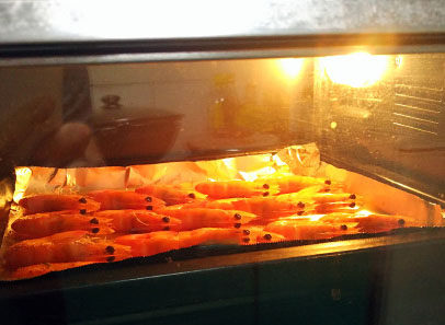 烤虾干,放入预热好180度的烤箱上下火烤30分钟