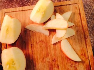 法式苹果派,如图，加入10ml水，并放入锅中煮软