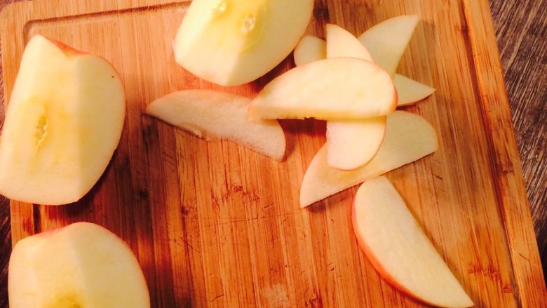 法式苹果派,如图，加入10ml水，并放入锅中煮软