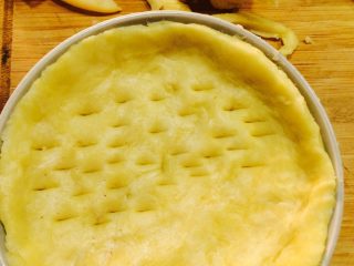 法式苹果派,在烤盘里压实面团，戳几个小孔