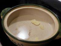 苦瓜排骨汤,与时同时可放瓦煲于另一炉上，放3-4片姜，半煲水，烧开
