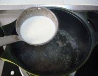 自制马蹄糕,大火煮至糖融化，变成糖水，在糖水充分沸腾时，加入一大勺生粉浆
