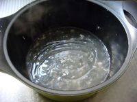 自制马蹄糕,边加入边搅拌，将其搅拌成浓稠并且透明的熟粉浆