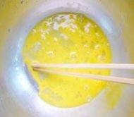 法国土司,鸡蛋搅散，搅打成均匀的蛋液