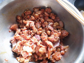 尖椒兔,切好丁的兔肉加入料酒、盐、淀粉、白胡椒粉和老抽拌匀去腥入味