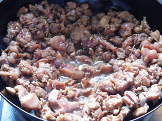 尖椒兔,多炒一会儿，把兔肉中的水分炒出来，乘出沥干，兔肉才干香。
