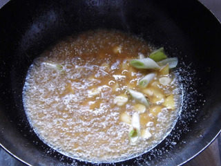 尖椒兔,锅中留底油，入葱姜蒜煸香