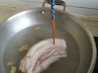 川味回锅肉,等到肉煮到能插入一根筷子就可以了，捞出晾凉，切薄片