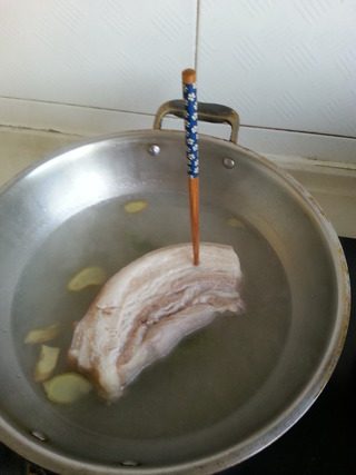 川味回锅肉,等到肉煮到能插入一根筷子就可以了，捞出晾凉，切薄片