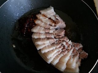 川味回锅肉,炸香后，放入切好的五花肉