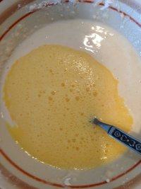 法式薄饼,将牛奶，黄油，鸡蛋液加入面粉中搅匀，饧至20分钟左右