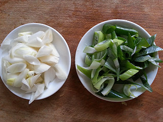 葱爆羊肉,大葱分葱白、葱叶，葱白部分切滚刀块，葱叶切段。