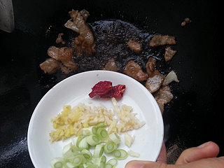 五花肉炒双花,加入葱花、姜碎、蒜碎，同时我加了两段干辣椒，炒出香味。