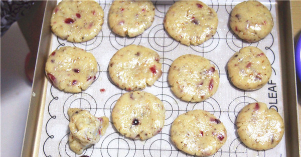 蔓越莓核桃酥,分成15g左右的小团放在烤盘上，烤盘铺油纸或者硅胶垫