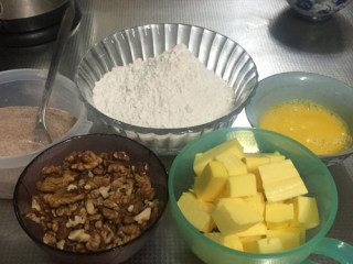红糖核桃饼干,首先需要做一些准备工作：黄油室温软化，蛋液要室温回温，核桃仁烤香备用 180度 烤8分钟即可，红糖要打碎成粉状