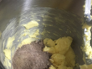 红糖核桃饼干,首先先将黄油略微搅拌然后倒入红糖，搅拌至完全混合