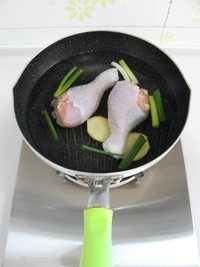 口水鸡,锅里加水，放入葱段和姜片，再放入琵琶腿，大火烧开转中火煮10分钟后关火焖8分钟左右。
