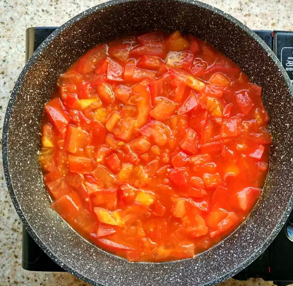 番茄卷心菜,把锅烧热，倒入适量油，倒入番茄丁炒炒，炒至出汁，接着再倒入一些开水稍微煮煮，然后加入一勺<a style='color:red;display:inline-block;' href='/shicai/ 699'>番茄酱</a>（可选）、少许盐，然后调小火慢慢煮番茄，煮的时候也可以盖上锅盖。PS：把锅烧的热些，番茄更容易出汁。另外开水预先要烧好哦！