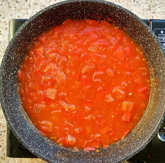 番茄卷心菜,煮了若干分钟后，差不多是这样了。期间可以用铲子将压一压番茄丁，让它变得更软烂，也不一定要全部软烂。