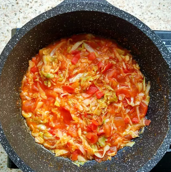 番茄卷心菜,最后倒入蕃茄酱汁炒匀即可出锅啦。