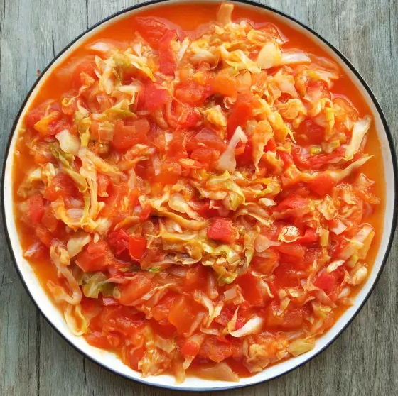 番茄卷心菜,裹上番茄酱汁的卷心菜变得酸甜爽口，伴着饭吃很下饭哦！