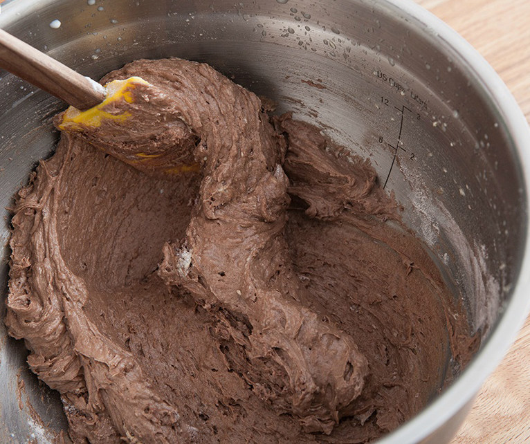 巧克力麦芬,将蛋液分三次加入打发的黄油中用打蛋器打匀