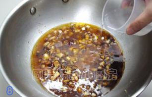 干烧黄鱼,加入红油豆瓣酱1/2大匙，小火煸炒至出红油。 加入清水1又1/2杯，及其它所有调味料，大火烧开。