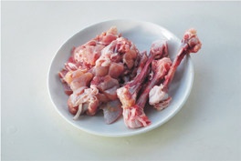 盐酥鸡,<a style='color:red;display:inline-block;' href='/shicai/ 92'>鸡腿</a>肉洗净后，剔去骨头，切成小块。