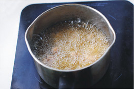 盐酥鸡,锅内倒入油烧热（插入筷子会冒泡的状态），倒入腌好的鸡块油炸。