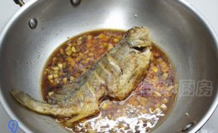干烧黄鱼,放入煎好的鱼，水量不到鱼身。大火烧开，加盖小火焖20分钟。