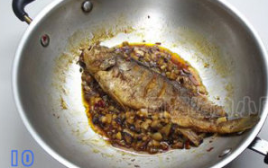 干烧黄鱼,中间小心的翻身一次,只到水份收干，只剩下少量的汤汁即可装盘。