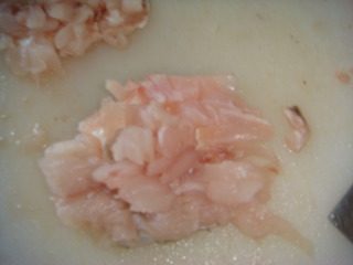 香橙双色菊花鱼,每切到第五片切断鱼片然后竖刀切小条也是不要切断鱼皮。