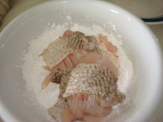 香橙双色菊花鱼,准备生粉，将鱼块放入生粉里裹上生粉。