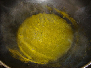 香橙双色菊花鱼,将橙汁放入炒锅加糖，少许醋煮到黏稠。