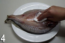 香煎黄花鱼,用厨房用纸，仔细的将鱼身上的水份擦干净。