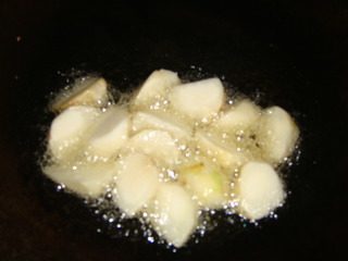 拔丝芋头,均匀受热，炸熟。（生芋有小毒，食时必须熟透）