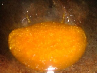 拔丝芋头,炒好的糖浆呈浅黄色（琥珀色）这时侯下原料的效果最好。