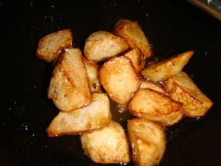 拔丝芋头,快速翻炒让糖汁均匀的裹在芋头上，离火出锅。