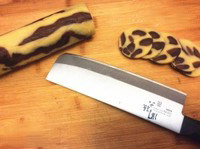 豹纹饼干,将面团取出，用锋利的刀切成3-4mm厚的薄片，每切一片都是惊喜，片片不同。