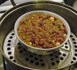 腊味八宝饭,将拌匀的八宝饭材料盛入一个大碗内，压实按平，放入蒸锅内大火蒸20分钟即可。