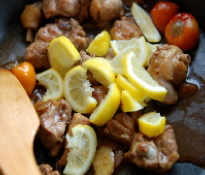 咸酸柠檬鸭,临出锅前加入咸柠檬块，翻炒均匀，盛起即可食用。