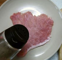 爆浆芝心猪排,将盐和胡椒粉均匀抹在猪排两面，揉匀腌制20分钟