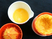 蜜橙烤鸡翅,专用的榨橙汁的器具一个。切开后的橙子取其中的一半，放在榨橙汁器具上压出橙汁。盖上另外一半盖子，然后转动盖子，橙汁就流到下面的杯子中了