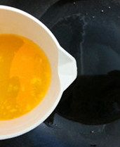 蜜橙烤鸡翅,锅中放入1勺橄榄油，倒进榨好的橙汁